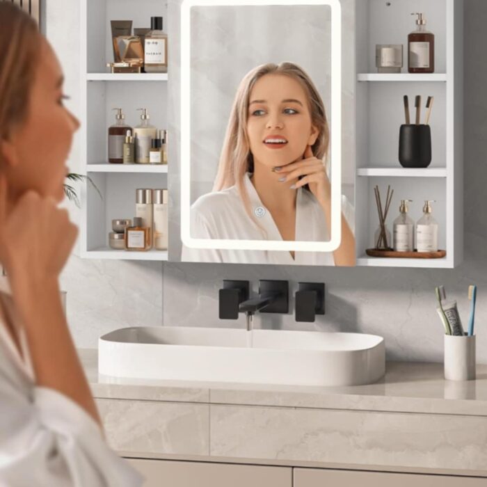 vonios spintele su apsvietimu ir lentynelemis.jpg1